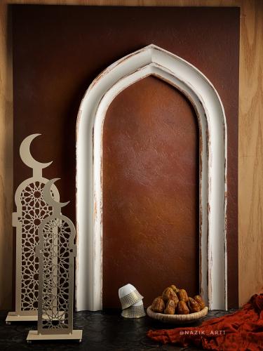 فريم محراب من الخشب المتين حفر ليزر وصبغ وتعتيق يدوي؛ الأبعاد/ الإرتفاع 70العرض 40