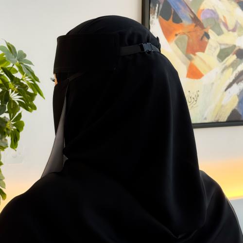 نقاب مبطن حرير أبيض مشبك