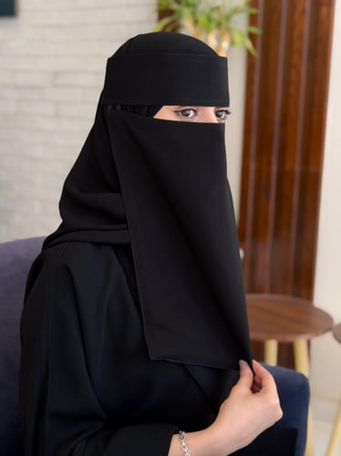 نقاب مبطن عنابي طويل