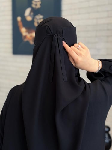 نقاب وسط مايل مبطن عنابي