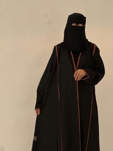 عبايه نص كلوش مع تحديد رسمه بالخلف