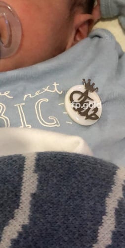 بروش صدف مقاس الوسط بالاسم مع التاج