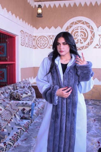 فروة نسائي قماش جوخ بفرو مدرب من الخارج