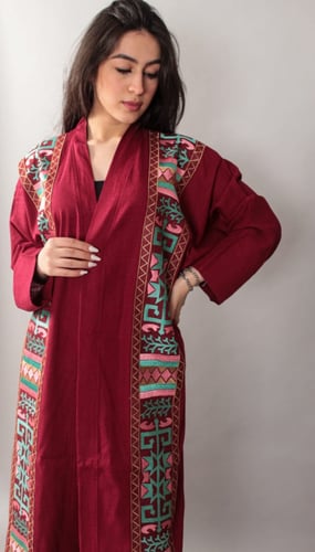 بشت نسائي بقماش مميز و تطريز خفيف