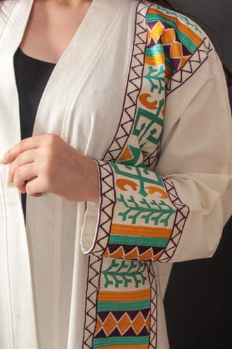 بشت نسائي بقماش مميز و تطريز خفيف