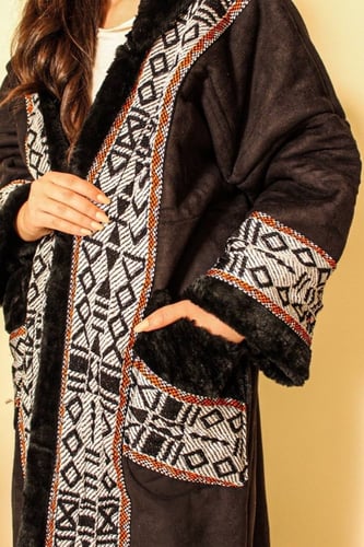 فروة نسائي بنقشة سدو مع قبعة