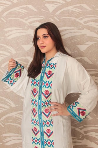 عبايه نسائي مطرزة بقبعه