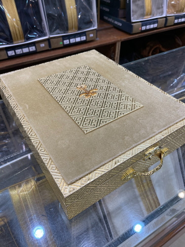 صندوق الهدايا لون ذهبي