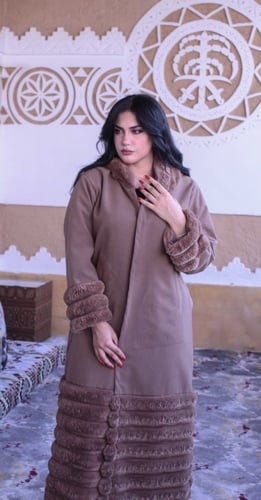 فروة نسائي قماش جوخ بفرو مدرب نقشة عريضة من الخارج