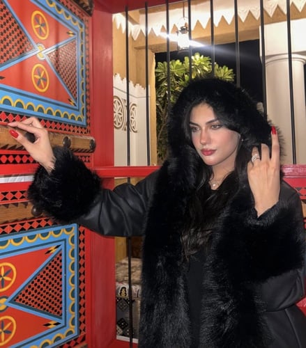 فروة نسائي قماش جلد مبطن بفرو من الداخل وفرو طويل...