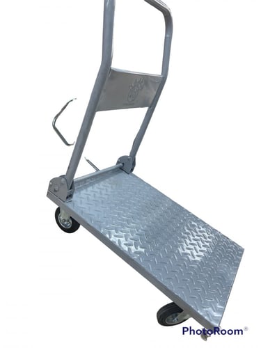 عربة وطني حديد صغير