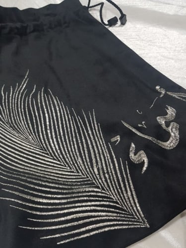 اكياس عبايات قطيفه مطرزة بالاسم