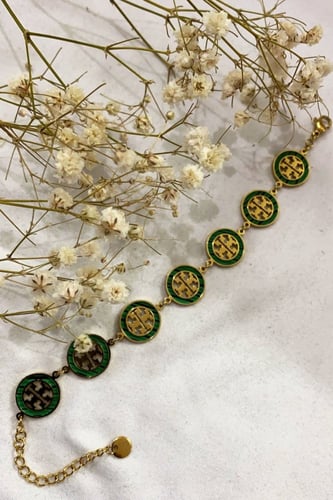 سوارة من ماركة توري بورش