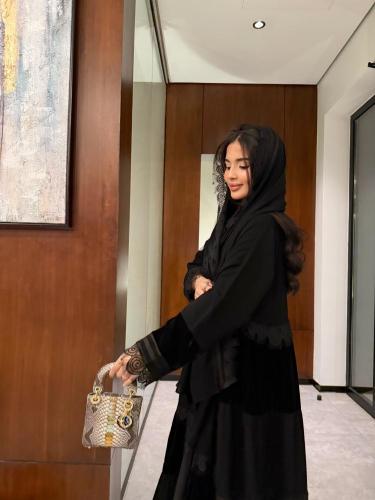 عباية مخمل فاخرة سوداء