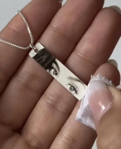 قلادة محفورة بصورة عيونك وعبارتك المميزة