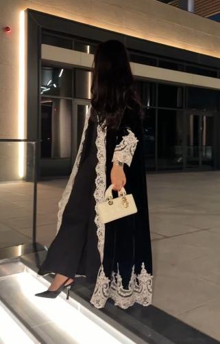 عباية شتوية مخمل مع الدنتيل