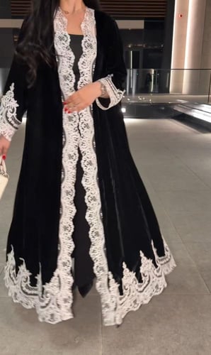 عباية شتوية مخمل مع الدنتيل