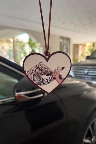 تعليقة أكريليك برسمة حسب الطلب