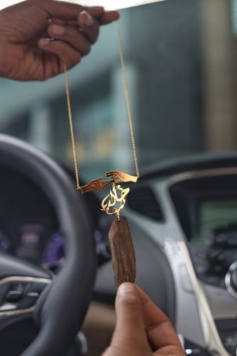 تعليقة ماسكين يد بعض مع كسرة العود الفاخر
