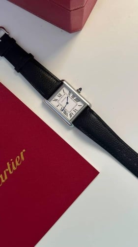 ساعة كارتير مع نحت الاسم