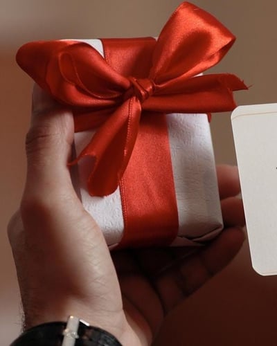 تغليف هدايا ( لون ابيض ) 2