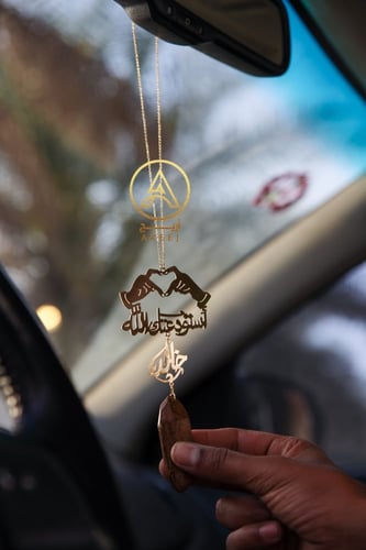 تعليقة كسرة العود بشكل قلب بيدين ترند