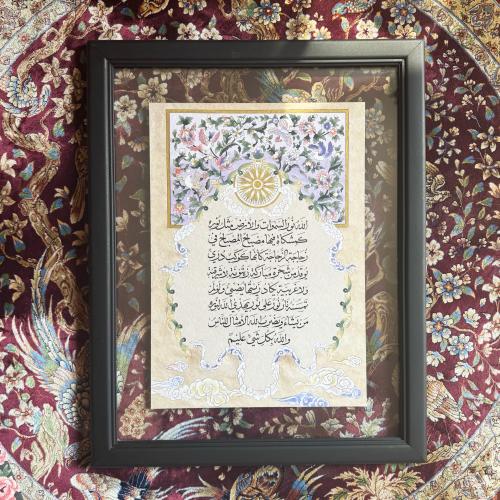 لوحة آية النور ببرواز أسود