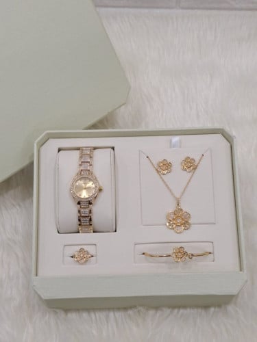 طقم نسائي مع سلسال F01