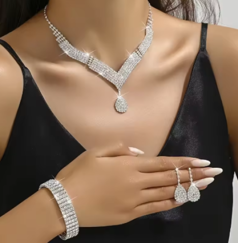 طقم من الزركون الجذاب