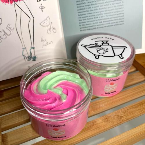 زبدة مخفوقة لترطيب الجسم برائحة الفراولة