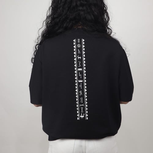 تيشيرت نقوش العلا نسائي - اسود