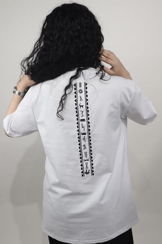تيشيرت نقوش العلا نسائي - ابيض