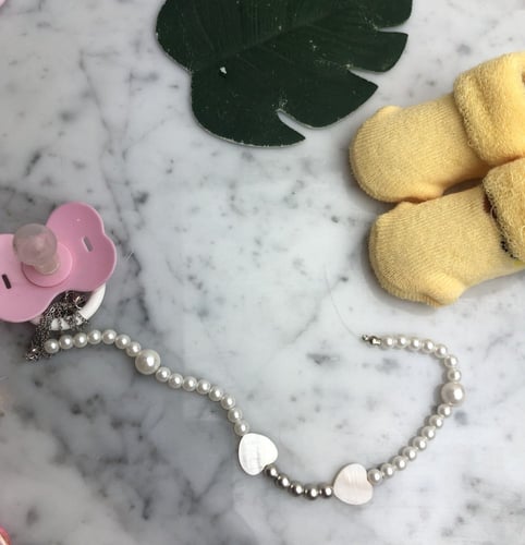 تعليقه لولو ابيض وفضي وقلب صدف