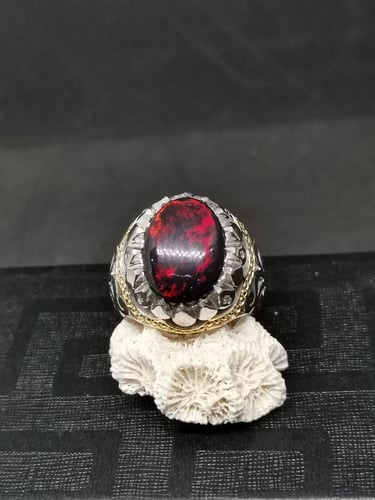 خاتم الفضة بحجر اوبال طبيعي بصياغة جراح ومرصع بالا...