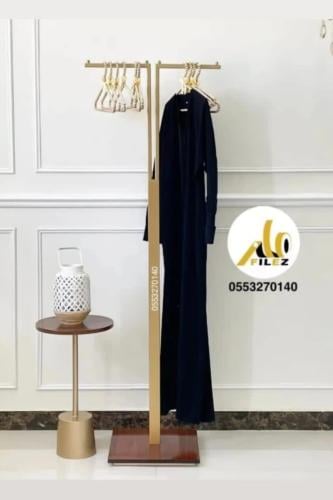 استاند عبايات بقاعدة خشب سنديان بني غامق