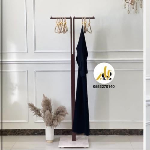 استاند عبايات، لون بني