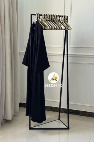 استاند عبايات رخام، اللون أسود