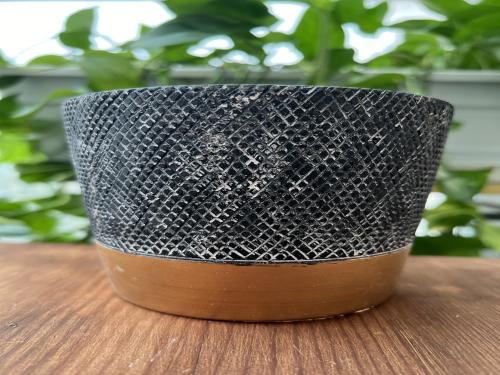 حوض نباتات من الإسمنت اسود