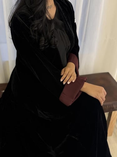 مخمل اسود مع سواره عنابي