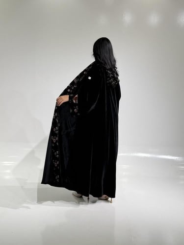 مخمل اسود مع أسواره وياقه تطريز ملون