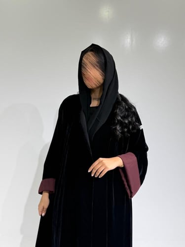 مخمل اسود مع سواره عنابي