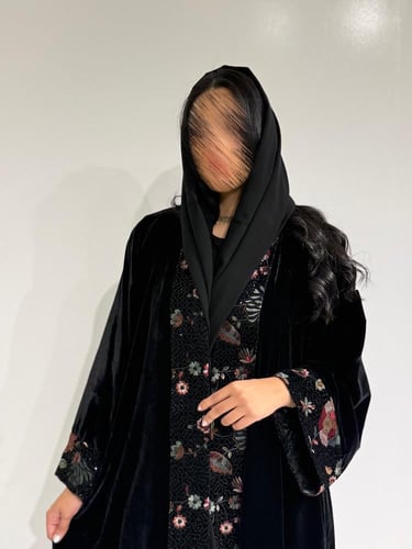 مخمل اسود مع أسواره وياقه تطريز ملون