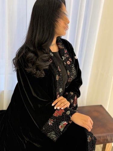 مخمل اسود مع أسواره وياقه تطريز ملون