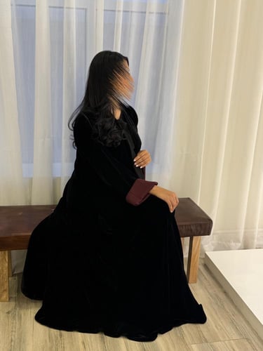 مخمل اسود مع سواره عنابي