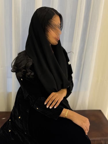 مخمل اسود مع تدخيلات مخمل منقط