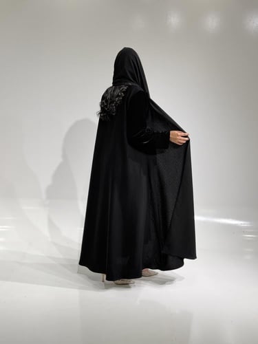 شاكيرا مع أكمام مخمل
