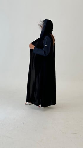 عباية بلاك بيري مع اكمام جاكار كحلي