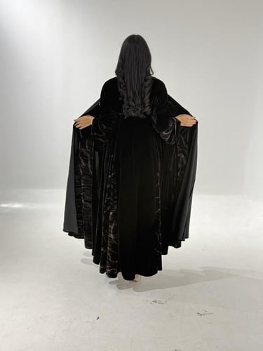 مخمل اسود مع تدخيلات مخمل اسود مطبوع