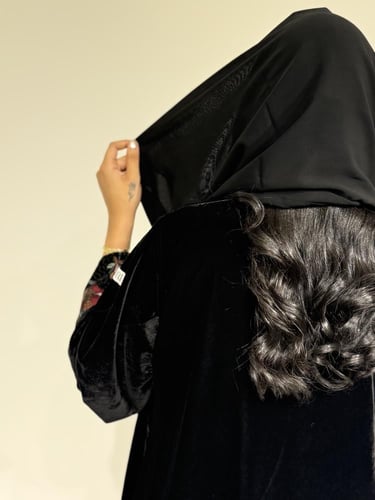 مخمل اسود مع أسواره وياقه تطريز ملون