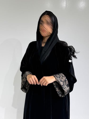 مخمل اسود مع أسواره جاكار بيج